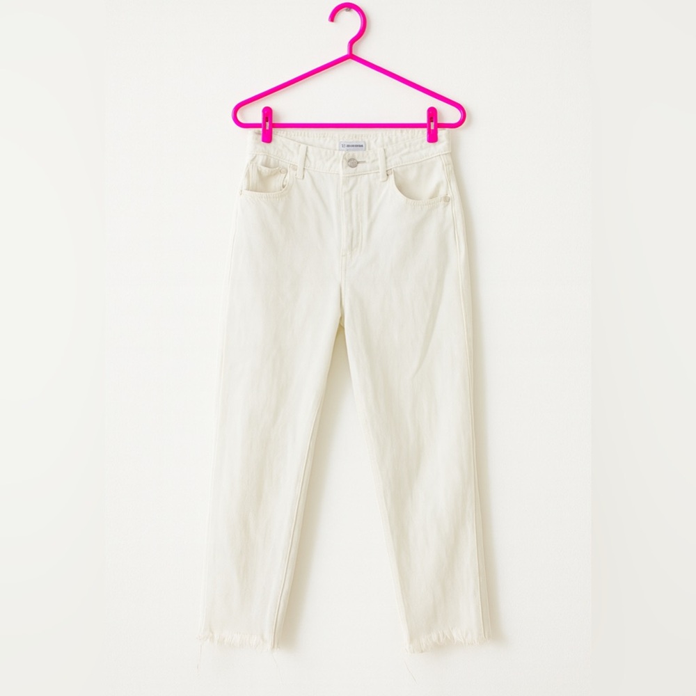 Zara Off White Mom cropped Jeans. Size 6